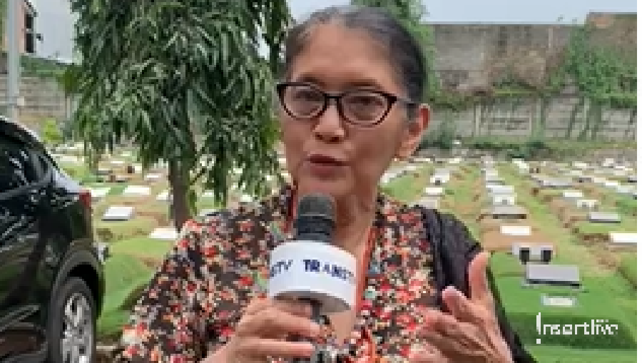 Empat selebriti berikut ini mengungkapkan kenangannya terhadap sosok mendiang Titi Qadarsih.