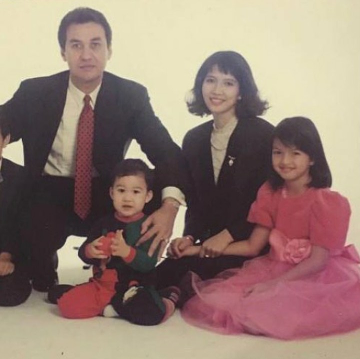 <p>Ini foto <a href="https://hot.detik.com/celeb/4166399/silakan-kecewa-berjamaah-raline-shah-kini-sudah-punya-kekasih" target="_blank">Raline Shah</a> bareng orang tua dan saudaranya, Bun. Raline dari kecil sudah terlihat cantik ya. (Foto: Instagam @ralineshah)<br /><br /></p>