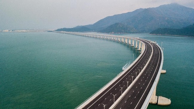 Jembatan dibuat agar orang bisa menyeberangi sungai, jurang, dan halangan lain, dengan teknologi modern, kini panjang jembatan bisa mencapai ratusan kilometer.