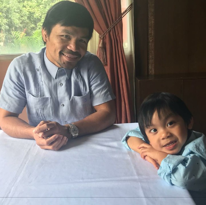 <p>Kalau dari senyum sih udah mirip banget ya ayah dan anak ini, Bun. (Foto: Instagram/mannypacquiao)</p>