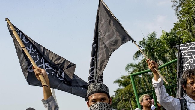 Polisi menduga konvoi yang membawa poster Kebangkitan Khilafah mendatangi acara di Senayan pada Minggu kemarin (29/5).