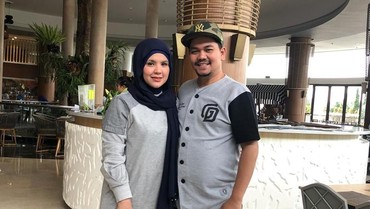 img-title Pergi Umrah, Indra Bekti Ingin Punya Anak Laki-Laki