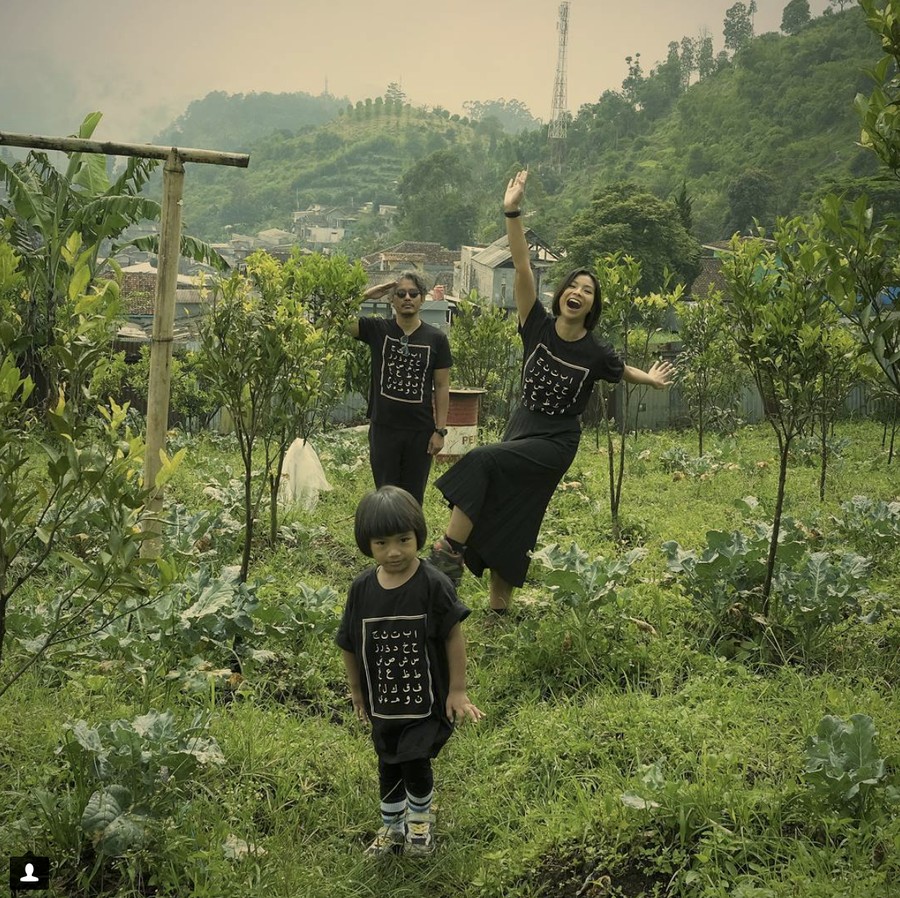 Baju Kembaran Mengintip empat inspirasi gaya foto OOTD ala keluarga unik The Wibisana.