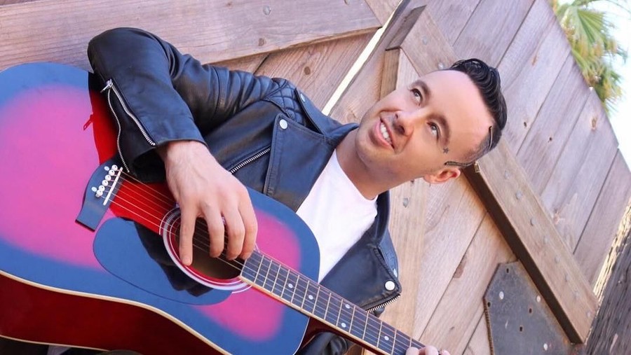 Rapper Jon James tewas terjatuh dari pesawat saat tengah syuting video klip.