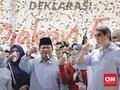 FOTO: Emak dan Anak Minum Susu di Pusaran Pilpres