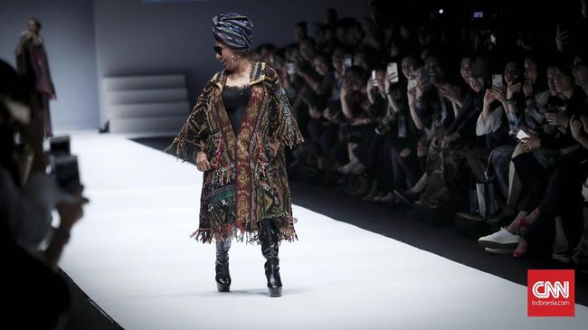 Panggung peragaan busana Anne Avantie di Jakarta Fashion Week 2019 diwarnai dengan kemunculan Menteri Kelautan dan Perikanan Susi Pudjiastuti.