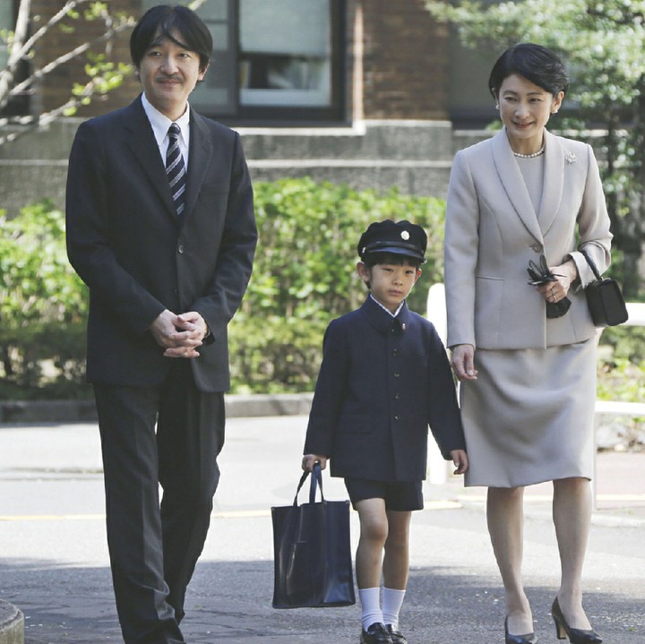 <p>Pangeran Hisahito saat diantar oleh kedua orang tuanya ke sekolah. (Foto: Instagram/royalworldthailand)</p>