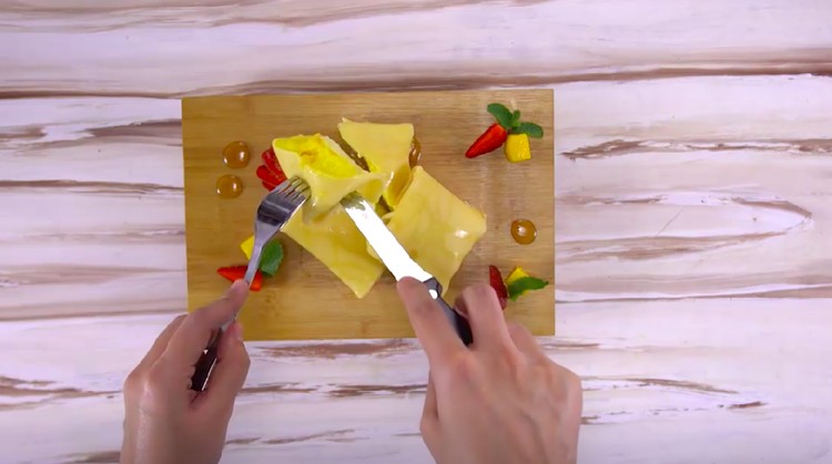 Resep Dadar Gulung Mangga Resep dadar gulung atau pancake, bisa Bunda isi dengan mangga yang kaya dengan vitamin C dan antioksidan. Sedap!