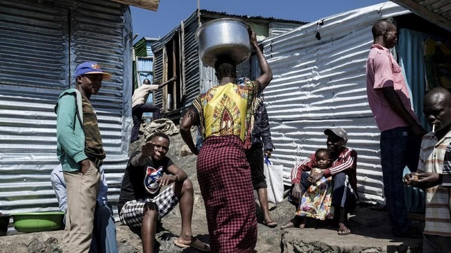 Kenya terlilut utang jumbo kepada pemodal asing. Sebagian besar anggaran negara dipakai membayar bunga utang dibanding mendanai pendidikan dll.