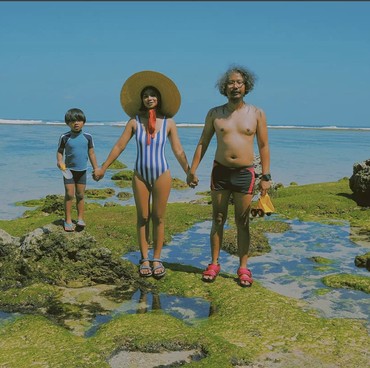 4 Inspirasi Gaya Foto OOTD ala Keluarga Unik The Wibisana