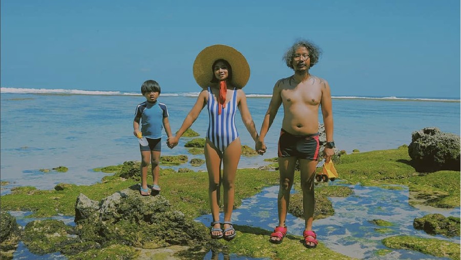 Mengintip empat inspirasi gaya foto OOTD ala keluarga unik The Wibisana.