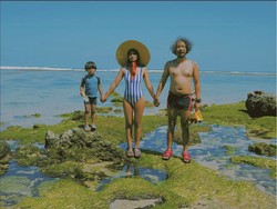 4 Inspirasi Gaya Foto OOTD ala Keluarga Unik The Wibisana