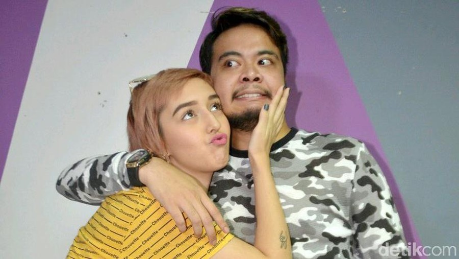 Reza SMASH dan kekasihnya Fabiola saat mengisi acara Rumpi: No Secret.