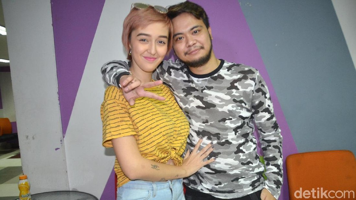 Reza SMASH dan kekasihnya Fabiola saat mengisi acara Rumpi&colon; No Secret&period;