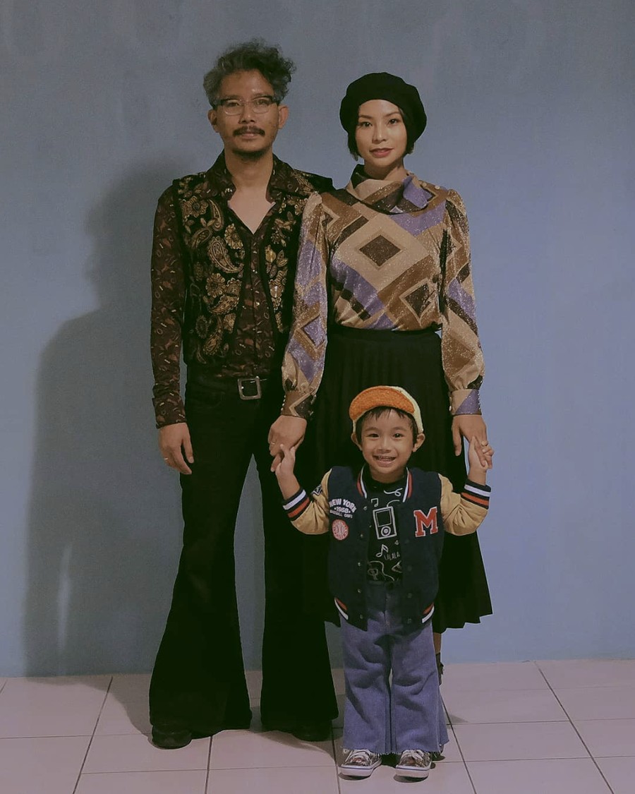 Retro Mengintip empat inspirasi gaya foto OOTD ala keluarga unik The Wibisana.