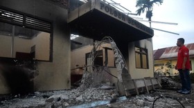 FOTO: Amarah Warga Hanguskan Polsek Bendahara, Aceh Tamiang