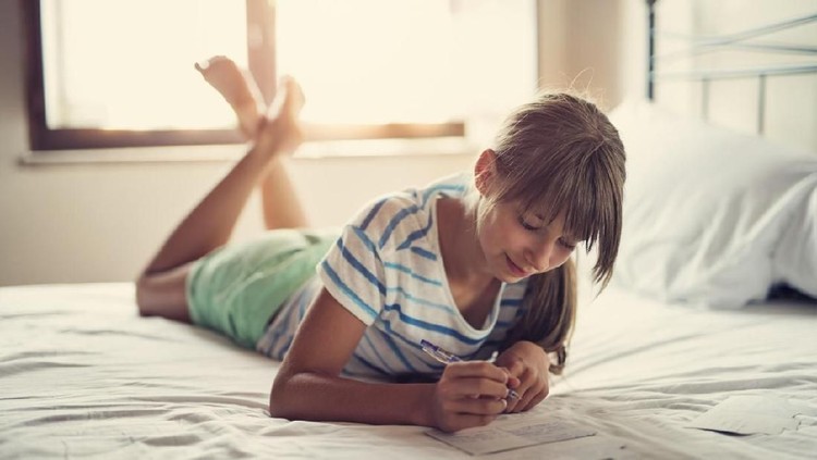 Manfaat Menulis Diary bagi Anak Saat sekolah, Bunda pasti pernah menulis diary. Yuk coba ajak anak melakukan kegiatan sederhana.