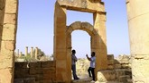 FOTO: Vandal Hinakan Situs Sejarah 2.600 Tahun di Libya Sebuah situs bersejarah peninggalan era Yunani dan Romawi di Libya dirusak oleh pelaku vandal dengan mencoret dindingnya dengan grafiti.