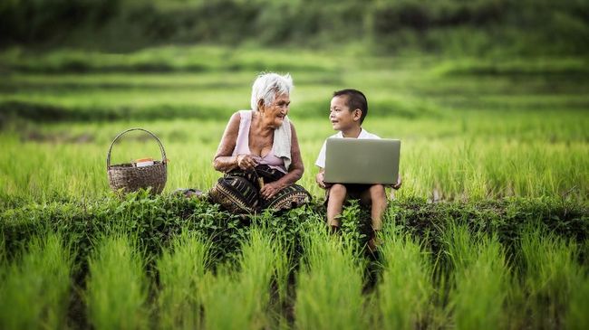 Ada perubahan pola pikir orang tua yang kini memilih membiarkan anaknya menggunakan bahasa asing dibandingkan bahasa Indonesia.