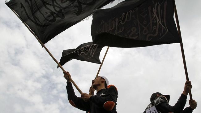 Kepala MAN 1 Sukabumi: Pengibaran Bendera Tauhid Spontan MAN 1 Kabupaten Sukabumi menyatakan pengibaran bendera bertulisan tauhid merupakan tindakan spontan. Pihak MAN menyatakan persoalan itu sudah selesai.