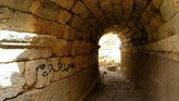 FOTO: Vandal Hinakan Situs Sejarah 2.600 Tahun di Libya Sebuah situs bersejarah peninggalan era Yunani dan Romawi di Libya dirusak oleh pelaku vandal dengan mencoret dindingnya dengan grafiti.