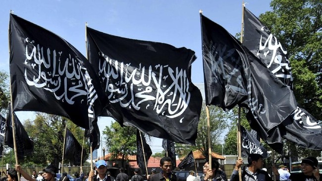 Polri menyatakan simpatisan HTI dan tokoh FPI di Poso yang mengganti bendera Merah Putih dengan panji tauhid di kantor DPRD setempat.