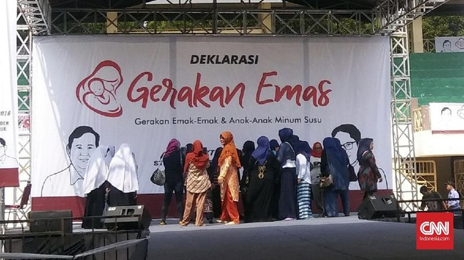 Sejumlah emak-emak yang mendatangi deklarasi 'Gerakan Emas' Prabowo-Sandi mengeluh tak kebagian bingkisan sembako yang dibagikan panitia acara.