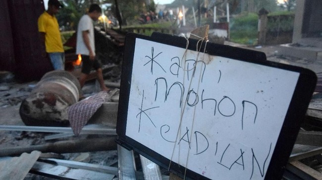 FOTO: Amarah Warga Hanguskan Polsek Bendahara, Aceh Tamiang