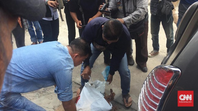 Satu keluarga yang terdiri dari ayah, ibu, dan dua anak ditemukan meninggal di sebuah rumah di Palembang, Sumatera Selatan. Diduga mereka tewas karena ditembak.