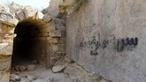 FOTO: Vandal Hinakan Situs Sejarah 2.600 Tahun di Libya Sebuah situs bersejarah peninggalan era Yunani dan Romawi di Libya dirusak oleh pelaku vandal dengan mencoret dindingnya dengan grafiti.