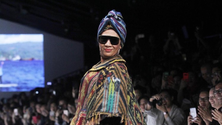 Menteri Susi Pudjiastuti lakukan beberapa aksi untuk bantu korban gempa dan tsunami Palu-Donggala. Salah satunya galang dana dengan berjalan di catwalk, lho.