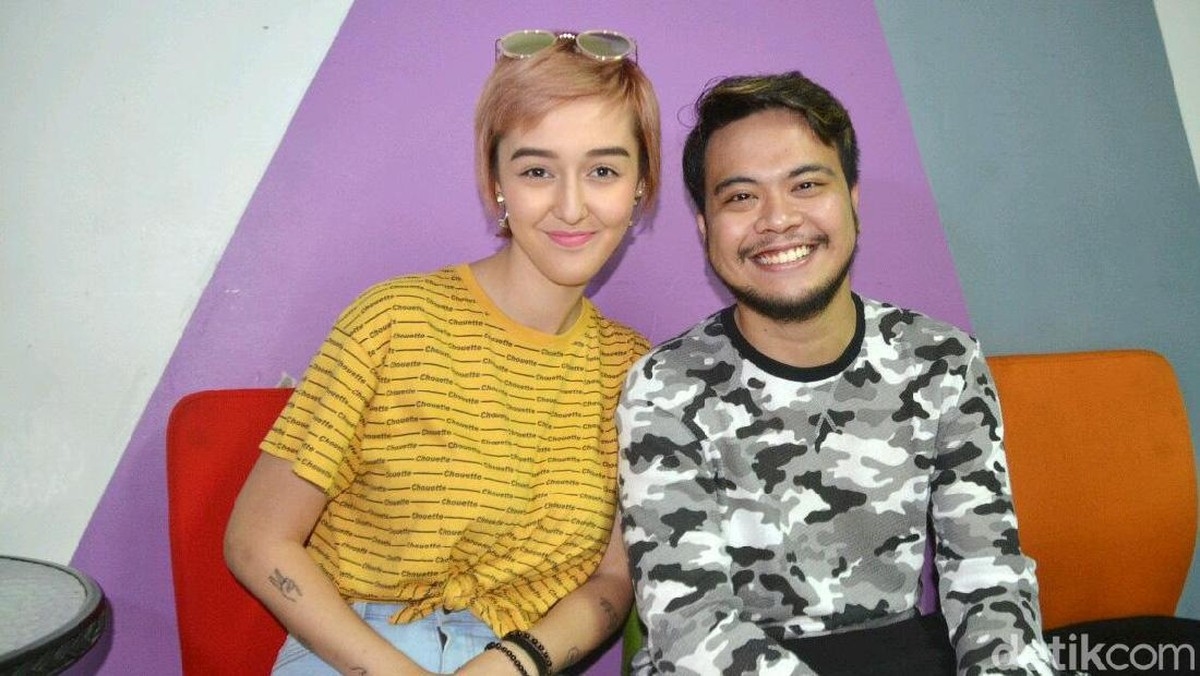 Reza SMASH dan kekasihnya Fabiola saat mengisi acara Rumpi&colon; No Secret&period;