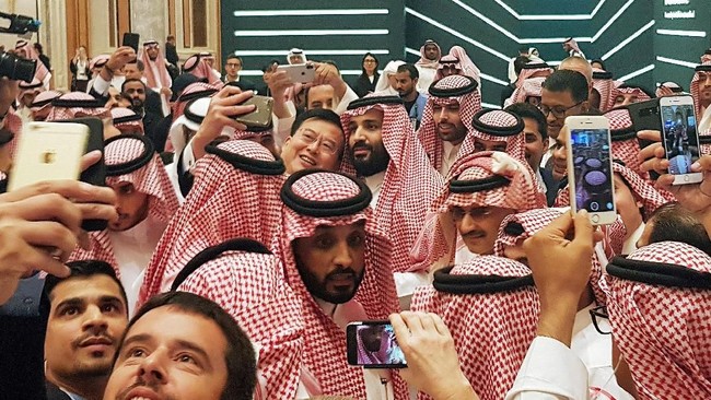 Putra Mahkota Arab Saudi terlihat asyik berswafoto pada konferensi Future Investment Initiative, ketika dunia tengah menyoroti kasus pembunuhan Jamal Khashoggi.