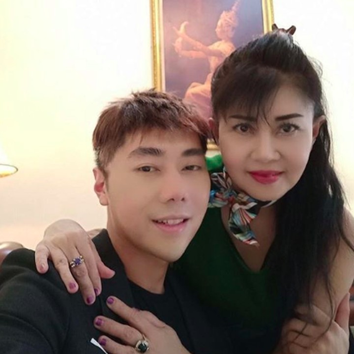 <p>"Mama makasih telah mendidik budi pekerti yang baik dan open minded kepada dedek. Makasi mama atas cinta yang tak terbatasnya. Mama, i love you so much," tutur <a href="https://20.detik.com/e-flash/20181014-181014035/roy-kiyoshi-goyang-netizen-sebut-kesurupan" target="_blank">Roy Kiyoshi</a> di salah satu keterangan fotonya. (Foto: Instagram/ @roykiyoshi) </p>