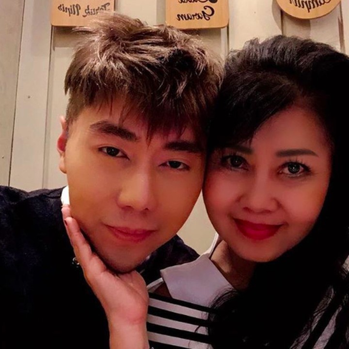<p>Bahkan, Roy Kiyoshi berpesan pada netizen untuk menyayangi ayah dan ibu sebelum terlambat. Roy bilang, yuk sebisa mungkin membahagiakan orang tua, lahir, dan batin. (Foto: Instagram/ @roykiyoshi)</p>