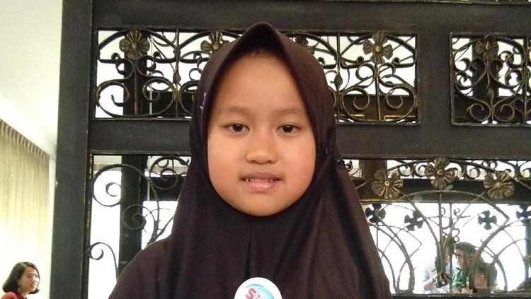 Keterbatasan biaya untuk membeli buku, tidak lantas membuat Alfia, penulis cilik berhenti membaca dan menulis. Simak kisah Alfia yuk, Bun.