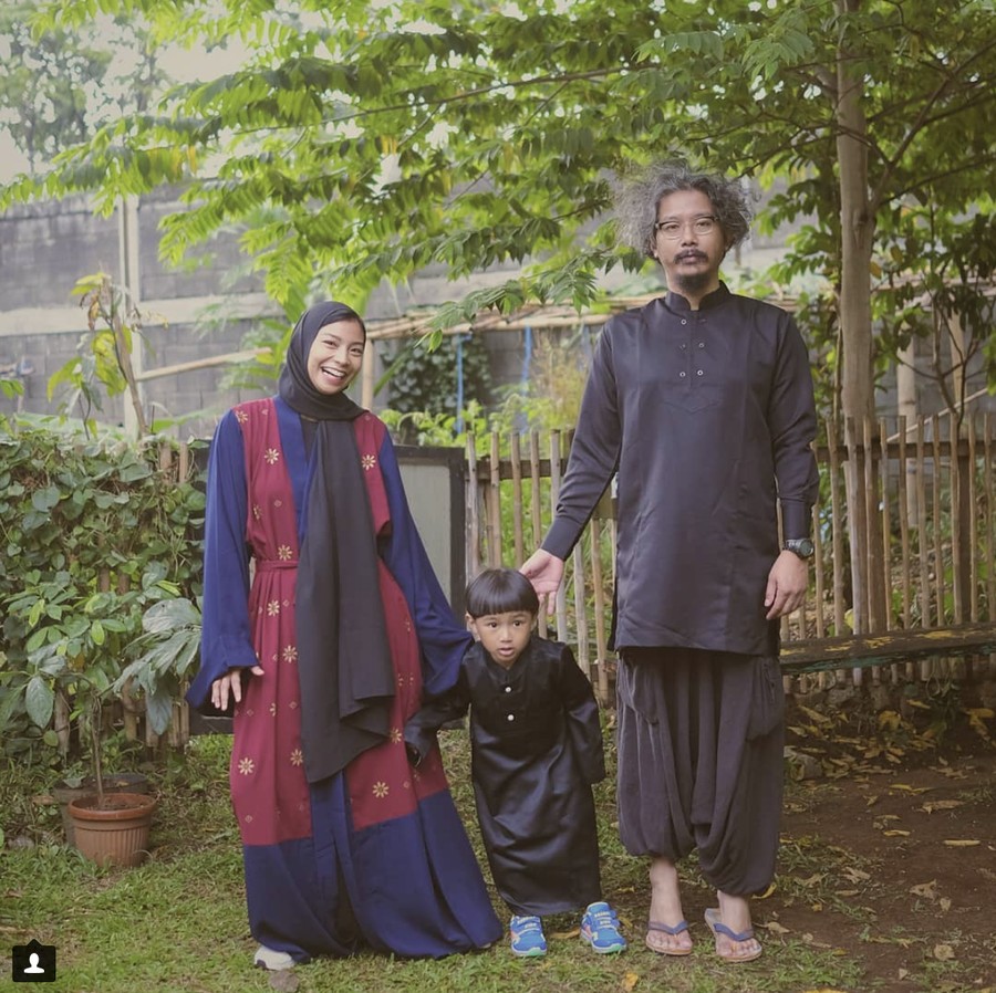 Lebaran Mengintip empat inspirasi gaya foto OOTD ala keluarga unik The Wibisana.
