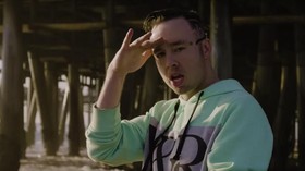 Jatuh dari Pesawat saat Syuting, Rapper Tewas