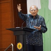 Profesor Emil Salim Tolak Penghargaan Climate Hero Award, Alasannya Bikin Netizen Respect!