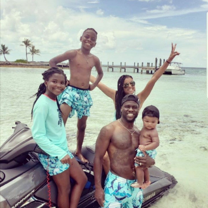 <p>Keluarga komedian Kevin Hart saat liburan bersama keluarga. Senyum bahagia pun terpancar dari semua anggota keluarga. (Foto: Instagram/kevinhart4real)</p>