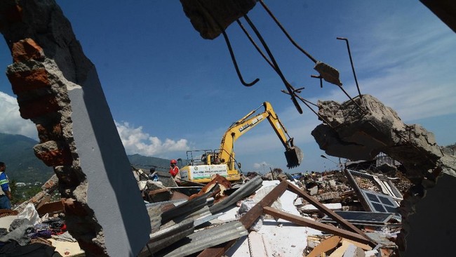 Direktur lembaga nonpemerintahan Skala mendorong masyarakat ke depannya memilih calon kepala daerah yang memiliki wawasan kebencanaan di wilayahnya.