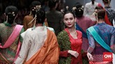 FOTO: Racikan Kehalusan Wanita dalam 'Sutra Dewangga' Obin Obin kembali menghadirkan kreasi kain warna-warni tradisional Indonesia di Jakarta Fashion Week 2019.