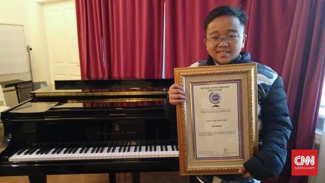 Seorang anak berusia 12 asal Jawa Tengah memecahkan rekor dunia memainkan piano dengan mata tertutup sambil bernyanyi.