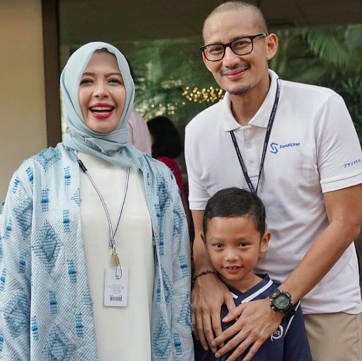 <p>Yeay! Diantar Ayah dan Bunda ke sekolah, Sulaiman <em>happy banget.</em> (Foto: Instagram/ @sandiuno)  </p>