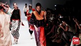 FOTO: Racikan Kehalusan Wanita dalam 'Sutra Dewangga' Obin Obin kembali menghadirkan kreasi kain warna-warni tradisional Indonesia di Jakarta Fashion Week 2019.