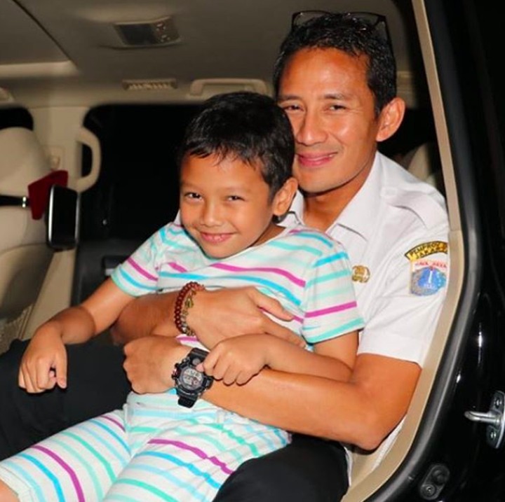 <p>Sulaiman lebih mirip Ayah atau Bundanya, Bun? (Foto: Instagram/ @sandiuno)  </p>