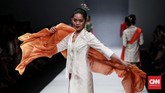 FOTO: Racikan Kehalusan Wanita dalam 'Sutra Dewangga' Obin Obin kembali menghadirkan kreasi kain warna-warni tradisional Indonesia di Jakarta Fashion Week 2019.