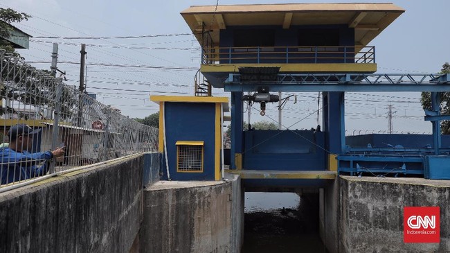 Hujan yang terus mengguyur Jakarta menyebabkan peningkatan debit air di Pintu Air Karet. Saat ini, pintu air Karet masuk siaga III.