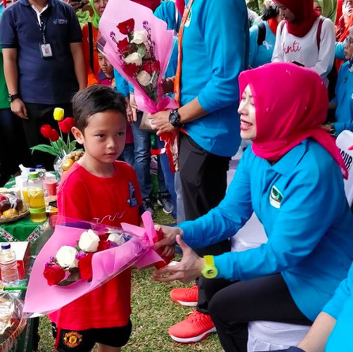 <p>Aih, happy-nya Bunda Nur Asia dapat bunga dari si kecil Sulaiman. (Foto: Instagram/ @nurasiauno)</p>