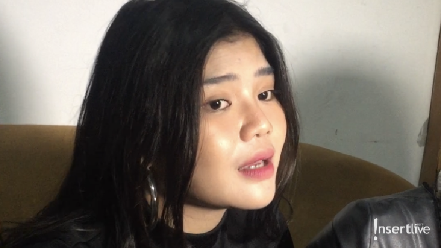 Berseteru dengan Dewi Perssik, sang keponakan, Rosa Meldianti, mengaku pasrah.